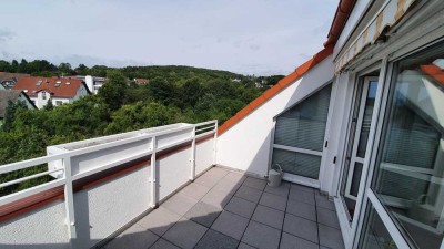 Wunderschöne 3-Zimmer-Dachgeschosswohnung mit Dachterrasse zum 01.06