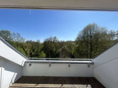 Sehr schöne GALERIE-Wohnung. Ideal für ein PAAR ohne Kinder. Balkon, Einbauküche, Stellplatz. FREI