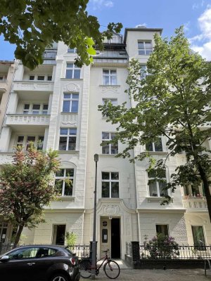 Exklusive, sanierte 2-Zimmer-Wohnung mit Balkon und Einbauküche in Berlin