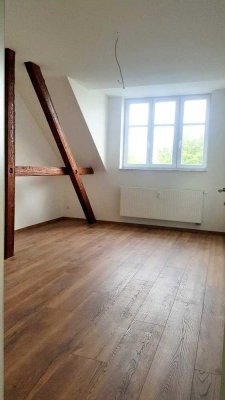 SINGLE-TRAUM MIT DESIGNBAD + Loggia +  individuell mit BALKEN und SCHRÄGEN