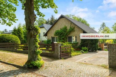 IMMOBERLIN.DE - Attraktives Haus mit großem Südgarten & Garage in sehr familiärer Lage