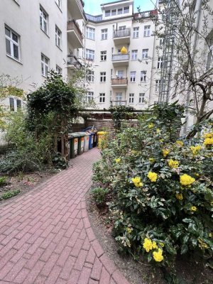 Zwei vermietete 1-Zimmer-Wohnungen in Prenzlauer Berg mit zusätzlichem Potenzial im Dachgeschoss