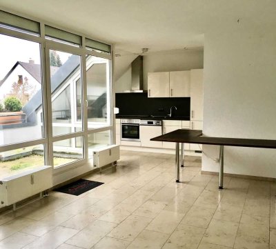 Geschmackvolle 2,5-Zimmer-Dachgeschosswohnung mit geh. Innenausstattung mit Balkon und EBK