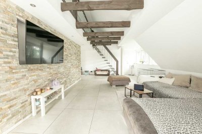 Hochwertige Dachgeschosswohnung mit Gartenanteil und atemberaubener Galerie.