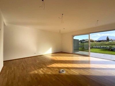 PROVISIONSFREI-SONNIG-ERSTBEZUG: 3 Zimmer mit 190m² Garten + Terrasse, Blick zum Traunstein! (W 24)