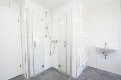 Balkon / Wanne & ebenerdige Dusche / Modern