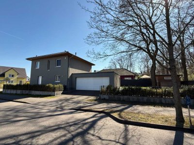 Niedrigenergie Stadtvilla aus 2016 mit Direktzugang zur Doppelgarage
