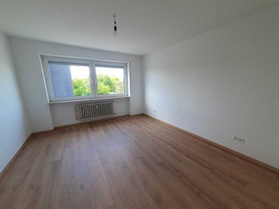 Geschmackvolle, vollständig renovierte 3-Raum-Wohnung mit Balkon und EBK in Aschaffenburg