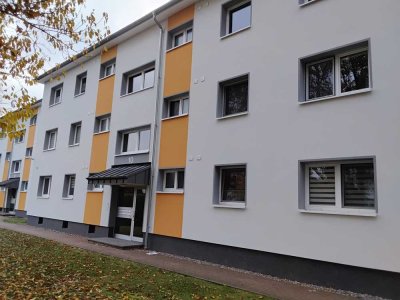 Schöne renovierte DG-Wohnung mit Balkon, Küche, Garage