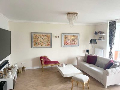 Möblierte 3 Zimmer Wohnung mit 2 Bädern, großem Balkon, TG und Aufzug