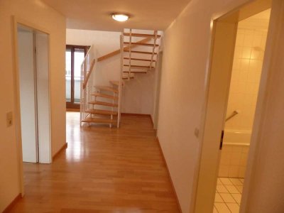 Schöne zentralgelegene 3-Raum-Maisonette-Wohnung mit Balkon in Böblingen ohne Provision