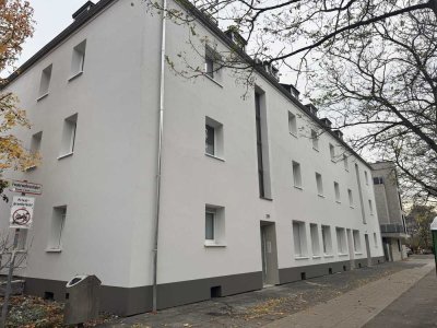 Modernisierte Wohnung mit drei Zimmern sowie Balkon und EBK in Köln-Niehl