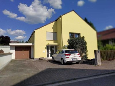Sehr helle, moderne Dachgeschosswohnung in kleiner Wohneinheit mit Gartenmitbenutzung und Stellplatz
