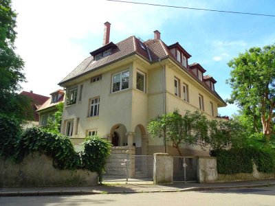 Großzügige 4 + 1 Zimmer Wohnung in der Ulmer Oststadt!