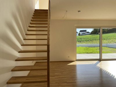 PROVISIONSFREI + BARRIEREFREI - Mit Lift zwischen EG und OG. 4 Zimmer, 2 Terrassen &amp; Garten!