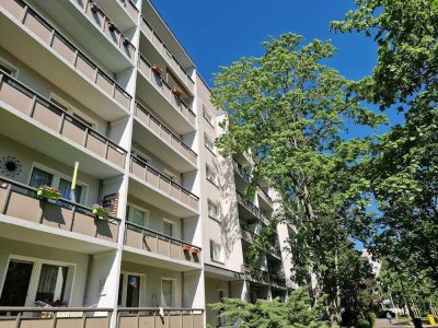 **FRISCH RENOVIERT**3-Zimmer-Wohnung // 1.Etage // Balkon // Bad mit Wanne // ab 01.10.2025