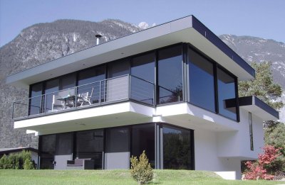 Wunderschönes und modernes Designer-Wohnhaus in exklusiver Wohnlage in ZAMS auf 621 m² Grund mit 180 m² Wohnfläche, Doppelgarage, Tiefgarage, Außenparkplätze, Luftwärmepumpe, PV-Anlage, SMART HOME, etc.