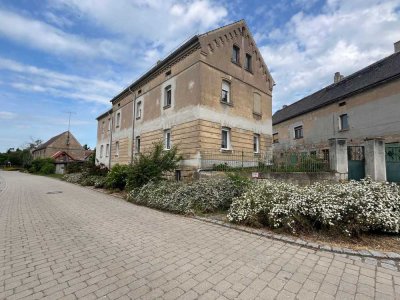 Wohnen und Entwickeln: Zweifamilienhaus mit vielseitigem Nutzungspotenzial in Hohenmölsen-Aupitz