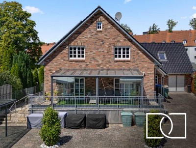 Exklusives Anwesen! Stilvolles Einfamilienhaus mit großem Garten und eindrucksvollen Nebengebäuden