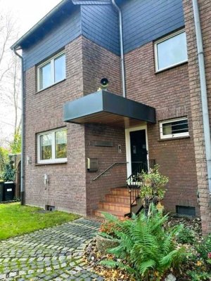 Schönes Reihenendhaus mit kl. Studio und zwei Garagen in 47228 Duisburg-Winkelhausen