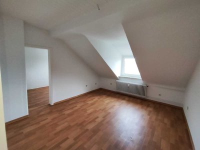 Helles Dachgeschossappartement (WG geeignet) ab sofort