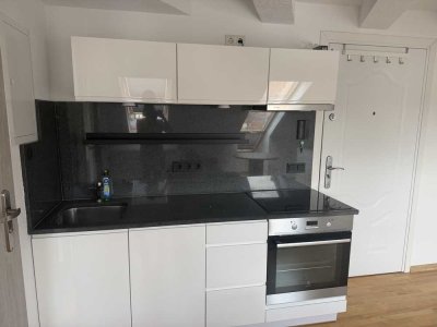 Voll möbliert modern ausgestattete DG Wohnung