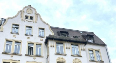 Lichtdurchflutete und vollständig renovierte 4-Zimmer-Dachgeschosswohnung mit EBK in Plauen