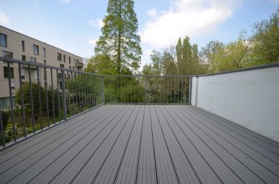 Erstbezug nach Renovierung: Vier- Raum- Altbau- Wohnung | Terrasse | Hohe Decken | Parkblick