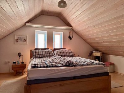 Attraktive und gepflegte 3,5-Zimmer-Maisonette-Wohnung mit Balkon und Einbauküche in Oberneuching