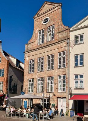 Altstadtwohnung direkt an der Trave – Blick auf Salzspeicher und Holstentor-Türme, 89 m², bezugsfrei