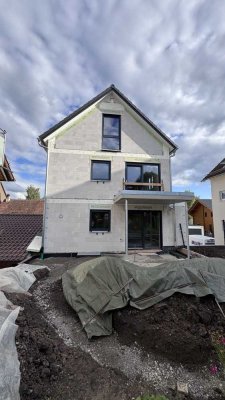 Exklusive 3-Zimmer-Wohnung mit Terrasse, Garten und neuer Einbauküche - Erstbezug Zweifamilienhaus