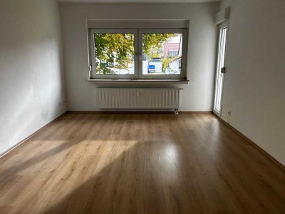 Jetzt mieten - weniger zahlen! Teilrenovierte 4 Zimmer Wohnung ab sofort verfügbar