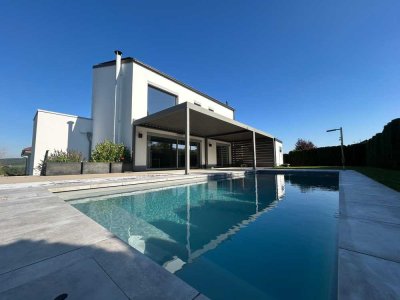 RESERVIERT! Luxuriöses Wohnen in Gera: Elegantes Haus mit Pool und Garten in exklusiver Lage