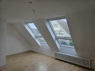 Ansprechende und vollständig renovierte 3-Raum-DG-Wohnung mit Balkon in Bochum