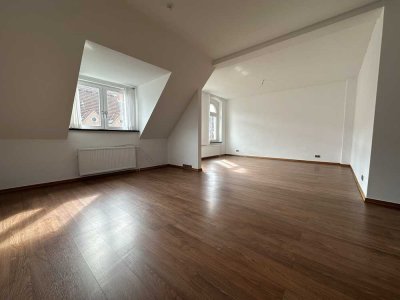 Exklusive, modernisierte 4-Raum-Maisonette-Wohnung mit Balkon und Einbauküche in Hannover