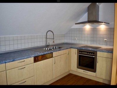 Freundliche 2-Zimmer-Wohnung mit Balkon und Einbauküche in Lindenhof