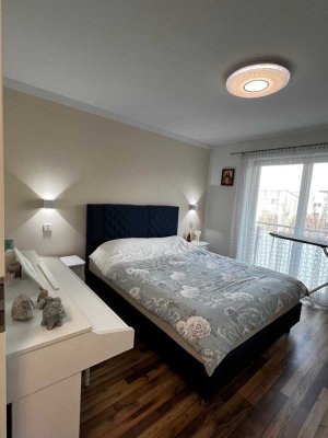 Geschmackvolle 2-Raum-Wohnung mit großem verglastem Balkon und EBK