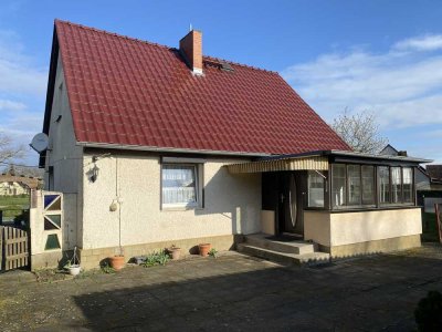 Einfamilienhaus mit großem Garten, Pool und Carport