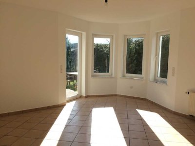 Renovierte EG-Wohnung mit Tiefgarage,  Einbauküche und Terrasse,  ruhige Wohnlage in Waldnähe