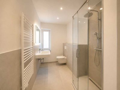 Bezugsfrei und mit Klimaanlage: Sanierte 2-Zimmer-Wohnung mit Balkon in der Maxvorstadt