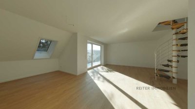 Hünfeld-Oberrombach: SCHLAUER WOHNEN: Neubau-KfW 55 Dachgeschosswohnung mit verstecktem Raumwunder