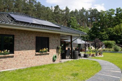 Modernes Anwesen in ruhiger, naturnaher Lage mit weitläufigem Grundstück & sonniger Terrasse