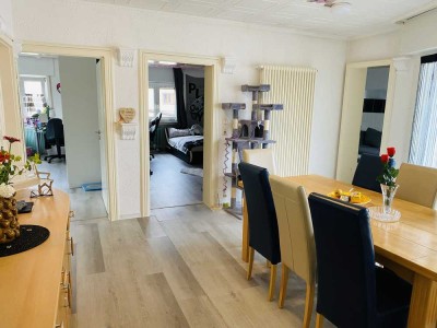 Gepflegtes Zweifamilienhaus mit Garten, Garage und vielseitigen Nutzungsmöglichkeiten