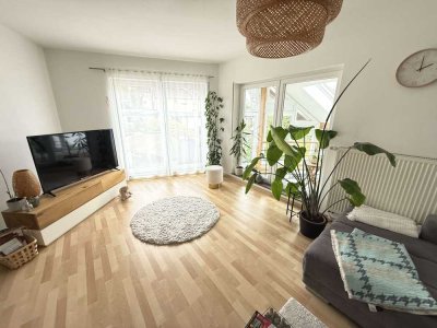 EINZIEHEN & WOHLFÜHLEN – 2,5-Zimmer-Wohnung im OG mit Balkon, Einbauküche & Garagenstellplatz.