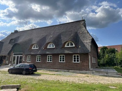 Exklusive 3-Zimmer-Wohnung im denkmalgeschützten Reetdach-Bauernhaus mit Gartenoption