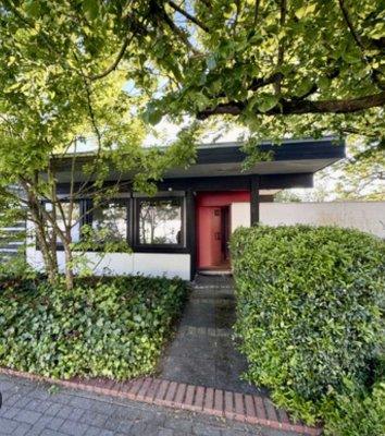 kleiner freistehender Bungalow midcentury