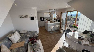Kernsanierte, vermietete 2-Zi.-DG-Wohnung mit Balkon und EBK in idyllischer Lage