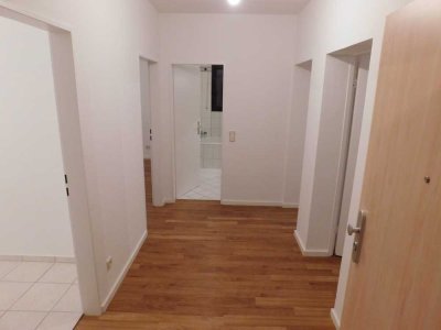 Top 3 Zimmer Wohnung mit Balkon, Feldrand, Natur, Wiesen direkt v. d. Haustür, TL-Bad, Einbauküche