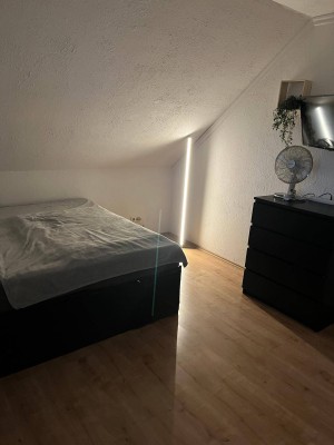 Helle 3-Zimmer Dachwohnung mit Einbauküche sofort verfügbar