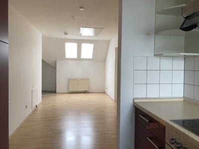 Dachatelierwohnung mit Einbauküche + Tiefgaragenstellplatz neu zu vermieten, zw. Erlangen + Nürnberg